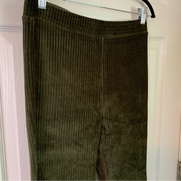 NWT Aerie Groove On High Waisted Velour Flare Olive Green Pants, size M - Picture 8 of 12